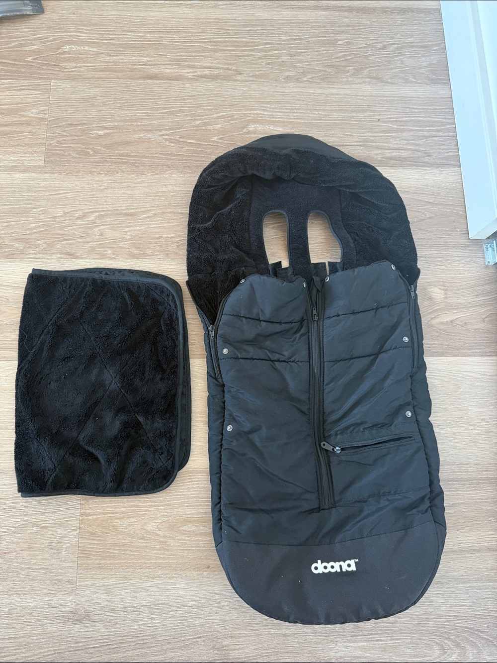 doona Black Baby Footmuff and Headrest - Black Cozy Liner